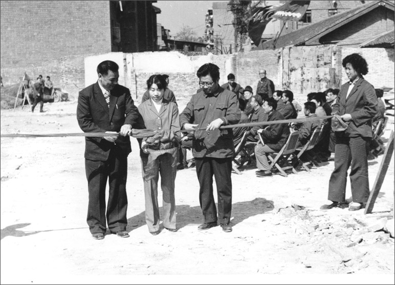 1986年，長虹彩電工程奠基，這樣的剪彩儀式，剪出了中國最大的彩電生產基地之一