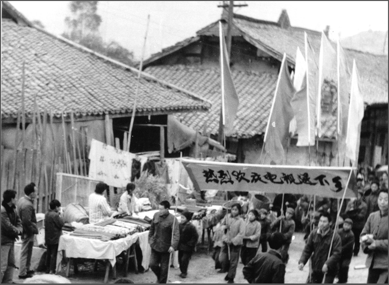 這可能是中國第一場&ldquo;家電下鄉&rdquo;，當時長虹在春季把彩電免費送下鄉，秋天豐收后農民有錢了再去收錢