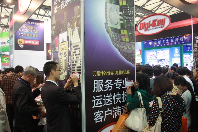 圖2 桌前均是排隊人群，觀眾靠墻填寫Digi-Key小卡片