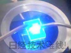   發光試驗中的LED元件?；宄叽纾?cm見方，元件尺寸：0.3mm見方，注入電流：約200mA，中心波長：450nm 