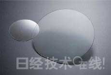 GaN晶圓。左為2英寸產品，右為4英寸產品