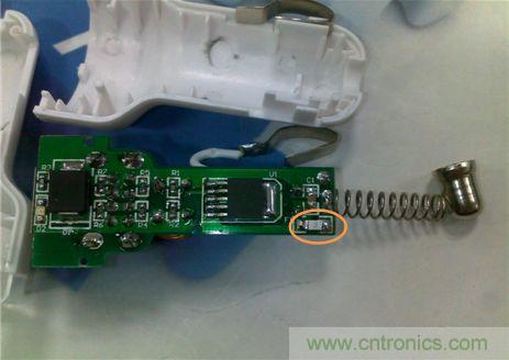 使用AEM-1206HI 2.5A貼片保險絲，布局簡單