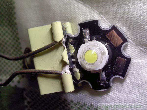 焊接穩流芯片和LED