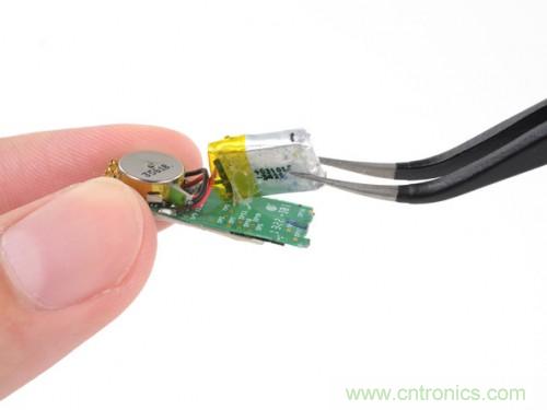 一個薄的金屬帶,電池是焊接在主板上