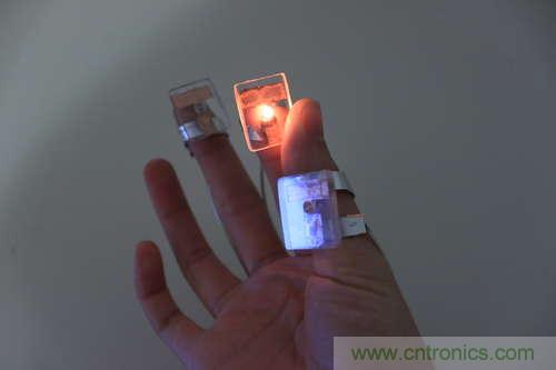 LED多點觸控手套DIY：把各部分焊接起來，測試