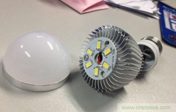 3瓦拆開,基板只有一顆螺絲,還沒擰緊