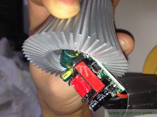 拆解對比:4元 VS 30+元LED照明燈