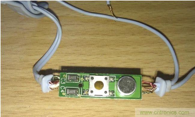 正面,好像是極性電容,一個按鍵,一個麥克: