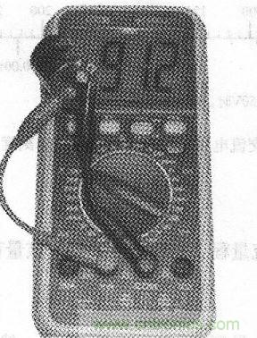 數字式萬用表測量電容示意圖