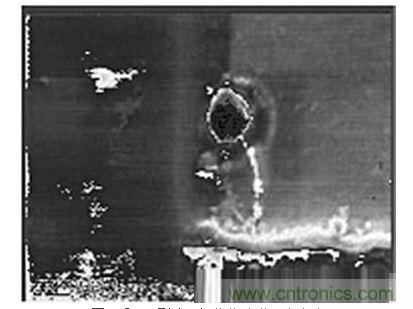 受ESD影響，氧化物沖進(jìn)一個(gè)小孔