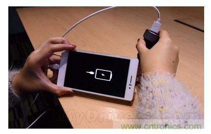 手機電池寒冷時為什么總充電？