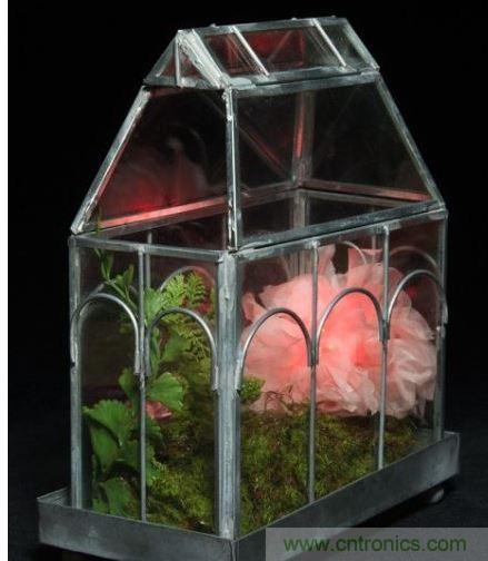 當傳感器讀到的數值低于閾值，則LED會閃爍紅光