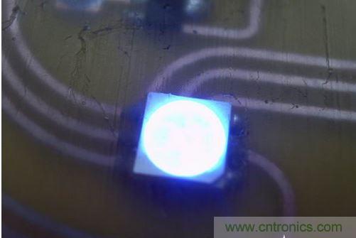 用透明的環氧樹脂將PCB板封裝起來