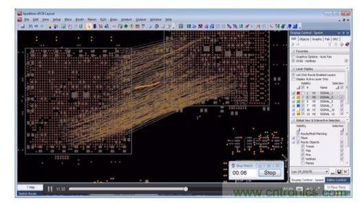 針對顯示連接的網絡線，設計師繪制出一個非常簡略的草圖，隨后布線器便開始工作。角落里的秒表記錄了完成布線的實際時間。