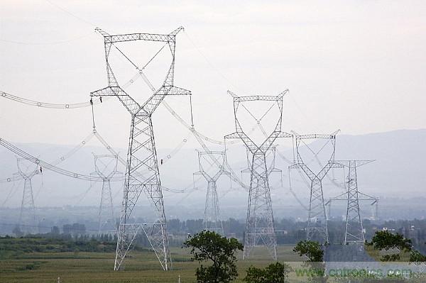 很多人在談到三相電時認為是單相的、多了一個接地孔的三孔插座,就是因為對三相電和三孔插座的概念出現了偏差。本文針對這個容易出現誤差的常識性錯誤進行糾正。