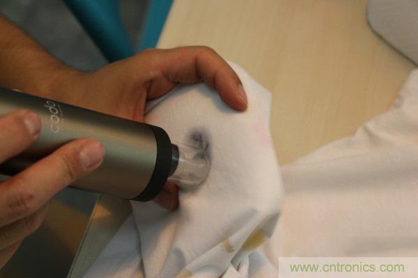 只有奶瓶大小的閃電去漬小神器 &mdash;&mdash;海爾咕咚手持式洗衣機