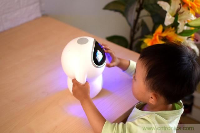 “爸爸再不陪我,我就長大了”——小騰機器人