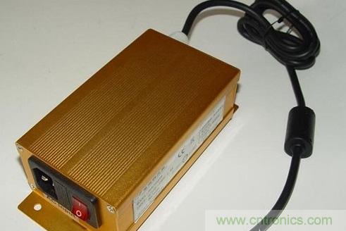 【導讀】本文總結出針對于LED電源EMC/EMI的主要幾個控制技術：電路措施、EMI濾波、元器件選擇、屏蔽和印制電路板抗干擾設計等。如果能正確合理的對這些問題進行解決，就可順利通過3C認證。  在電路當中，EMC和EMI的問題是人們始終關心的話題。在LED電路中，對于EMC和EMI的要求同樣非常高。本文將為大家介紹LED產品設計當中關于解決EMI與EMC的解決方法，感興趣的朋友快來看一看吧。  　　要解決LED驅動電源的電磁干擾問題，從硬件上可從以下幾個方面入手：  　　減少開關電源本身的干擾  　　軟開關技術，在原有的硬開關電路中增加電感和電容元件，利用電感和電容的諧振，降低開關過程中的du/dt和di/dt，使開關器件開通時電壓的下降先于電流的上升，或關斷時電流的下降先于電壓的上升，來消除電壓和電流的重疊。開關頻率調制技術，通過調制開關頻率fc，把集中在fc及其諧波2fc、 3fc&hellip;上的能量分散到它們周圍的頻帶上，以降低各個頻點上的EMI幅值。元器件的選擇，選擇不易產生噪聲、不易傳導和輻射噪聲的元器件。通常特別值得注意的是，二極管和變壓器等繞組類元器件的選用。反向恢復電流小、恢復時間短的快速恢復二極管是開關電源高頻整流部分的理想器件。合理使用電磁干擾濾波器，EMI濾波器的主要目的之一，電網噪聲是電磁干擾的一種，它屬于射頻干擾（RFI），其傳導噪聲的頻譜大致為10KHz~30MHz，最高可達 150MHz。  　　在一般情況下，差模干擾幅度小，頻率低，所造成的干擾較小;共模干擾幅度大，頻率高，還可以通過導線產生輻射，所造成的干擾較大。欲削弱傳導干擾，最有效的方法就是在開關電源輸入和輸出電路中加裝電磁干擾濾波器。LED電源一般采用簡易式單級EMI濾波器，主要包括共模扼流圈和濾波電容。EMI濾波器能有效抑制開關電源適配器的電磁干擾。 1 　　通過切斷干擾信號的傳播途徑來減少電磁干擾問題  　　第一種情況是電源線干擾可以使用電源線濾波器濾除。一個合理有效的開關電源EMI濾波器應該對電源線上差模和共模干擾都有較強的抑制作用。改善PCB板的電磁兼容性設計PCB是LED電源系統中電路元件和器件的支撐件，它提供電路元件和器件之間的電氣連接。隨著電子技術的飛速發展，PCB的密度越來越高。 PCB設計的好壞對LED電源系統的電磁兼容性影響很大。  　　實踐證實，即使電路原理圖設計正確，印刷電路板設計不當，也會對LED電源系統的可靠性產生不利影響。PCB抗干擾設計主要包括PCB布局、布線及接地，其目的是減小PCB的電磁輻射和PCB上電路之間的串擾。還有，一般變壓器電磁干擾引發的交流聲頻率一般為50HZ左右，而地線布線不當導致的交流聲，由于整流電路的倍頻作用頻率約為100HZ，仔細區分還是可以察覺的。因此，在設計印刷電路板的時候，應留意采用正確的方法，遵守PCB設計的一般原則，并應符合抗干擾的設計要求。  　　主動大幅增強受干擾體的抗干擾能力  　　在LED電源系統中輸進/輸出也是干擾源的傳導線，和接收射頻干擾信號的拾檢源，我們設計時一般要采取有效的措施：采用必要的共模/差模抑制電路，同時也要采取一定的濾波和防電磁屏蔽措施以減小干擾的進進。在條件許可的情況下盡可能采取各種隔離措施（如光電隔離或者磁電隔離），從而阻斷干擾的傳播。防雷擊措施，室外使用的LED電源系統或從室外排擠引進室內的電源線、信號線，要考慮系統的防雷擊題目。常用的防雷擊器件有：氣體放電管、 TVS（Transient Voltage Suppression）等。氣體放電管是當電源的電壓大于某一數值時，通常為數十V或數百V，氣體擊穿放電，將電源線上強沖擊脈沖導進大地。TVS可以看成兩個并聯且方向相反的齊納二極管，當兩端電壓高于某一值時導通。其特點是可以瞬態通過數百乃上千A的電流。