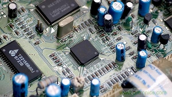 如何通過元件擺放來改善電路板的EMI？