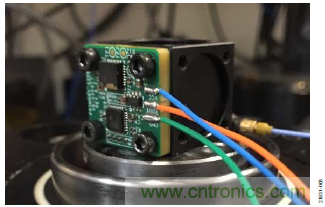 10kHz MEMS加速度計，提供4mA至20mA輸出，適合狀態(tài)監(jiān)控應用